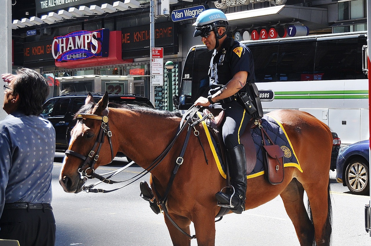 Police Officers Going Above and Beyond to Help Those in Distress ...
